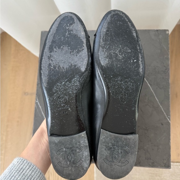 CHANEL Black Leather Cap-Toe Ballet Flats with Gold Chain Ankle Charm - Picture 8 of 9